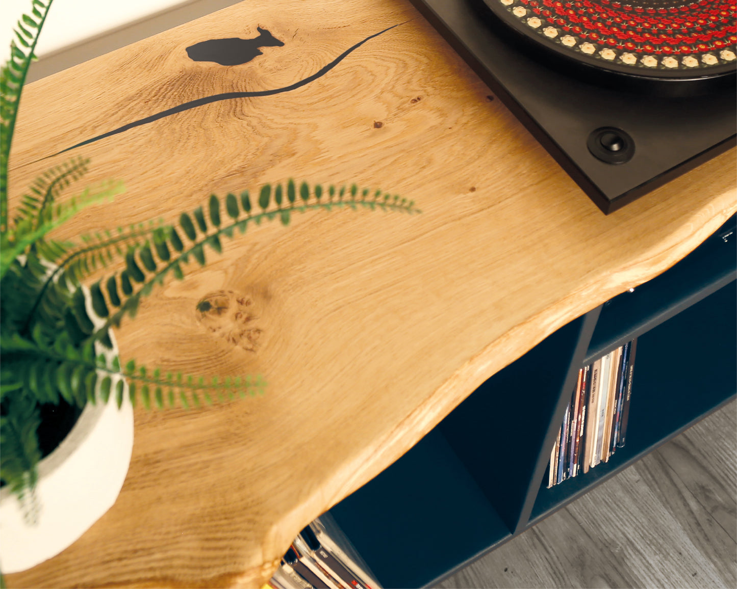 Close-up of the live edge solid oak top highlighting the unique grain patterns and anthracite-coloured resin-filled natural cracks.